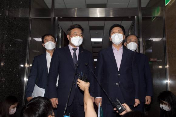 더불어민주당 윤호중(왼쪽 두 번째) 원내대표와 국민의힘 김기현(세 번째) 원내대표가 27일 국회에서 언론중재법 처리 논의를 위한 회동을 마친 뒤 취재진의 질문에 답하고 있다.뉴스1