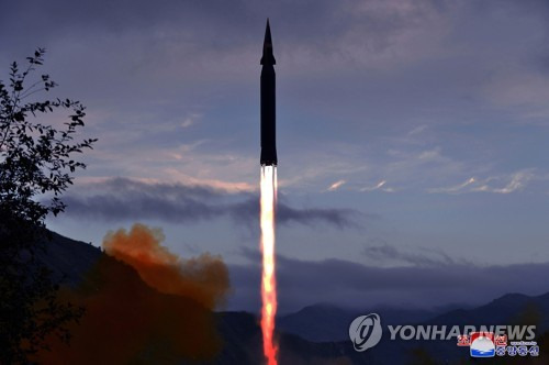 북한이 전날 신형 극초음속 미사일을 처음으로 시험 발사했다고 확인했다. 조선중앙통신은 29일 "국방과학원은 28일 오전 자강도 룡림군 도양리에서 새로 개발한 극초음속 미사일 화성-8형 시험발사를 진행했다"고 보도했다./ 평양 조선중앙통신=연합뉴스