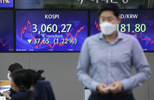 미국 증시 급락의 여파로 코스피가 전날보다 37.65포인트(1.22%) 내린 3,060.27에 마감한 29일 오후 서울 중구 하나은행 딜링룸에서 한 딜러가 자리로 향하고 있다./연합뉴스