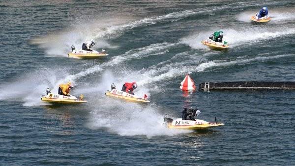 경정 선수들이 물살을 가르며 미사리경정장 수면 위를 질주하고 있다. 사진제공 l 국민체육진흥공단