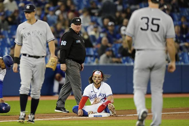 토론토 보 비셋이 6회 3루에서 아웃된 뒤 허탈해 하고 있다. | AP연합뉴스