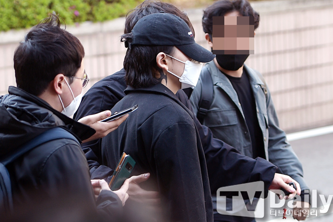 Rapper NO:EL (21 and real name Jang Yong-joon) is in a quandary (with a head start).NO:EL was arrested on charges of assaulting a police officer who demanded a Drinking measurement after driving a Mercedes vehicle unlicensed at a crossroad in Banpo-dong, Seocho-gu, Seoul at 10:30 pm on the 18th.Earlier, NO:EL was handed over to trial in 2019 for alleged Drunk driving traffic accidents and driver swaps, and was sentenced to two years in prison last year for one year and six months in prison.NO:EL, who committed another crime during the Probation period, is likely to be sentenced.Among them, the agency, Glitched Motor Company, recently revealed that it had terminated its exclusive contract after consultation with NO:EL.Earlier in April, the Ford Motor Company said it would actively support the music and activities of NO:EL in many ways and had been supporting NO:ELs music activities, but it seems that it eventually chose to terminate the contract in various controversies of NO:EL, which is about a long day away.In the aftermath of NO:ELs water, the father, the power of the people, jang je-won, also felt responsibility and had to resign from the position of Yoon Seok-yeol.It was hard to last a minute, said Jang je-won, a member of the ruling party, on his SNS on the 28th.The family has become a mess, he said. I will have time to self-reflection by deeply reflecting on the sins of my father who raised his child wrong.I am a son who can not sin, but I will faithfully fulfill my role as a father who has not been able to do so. Meanwhile, the voice of criticism towards NO:EL is growing.Since the signing campaign for the withdrawal of the hip-hop industry, NO:EL has been arrested as a current criminal, but after receiving Susa without detention, Cheong Wa Daes petition for his arrest Susa, a one-person protest, and accusations by civic groups are continuing.NO:EL apologized through his SNS, saying, I will try to make all the prices I have to receive and become a more mature member of society. However, the criticism of public opinion toward him is unlikely to sink for a while.