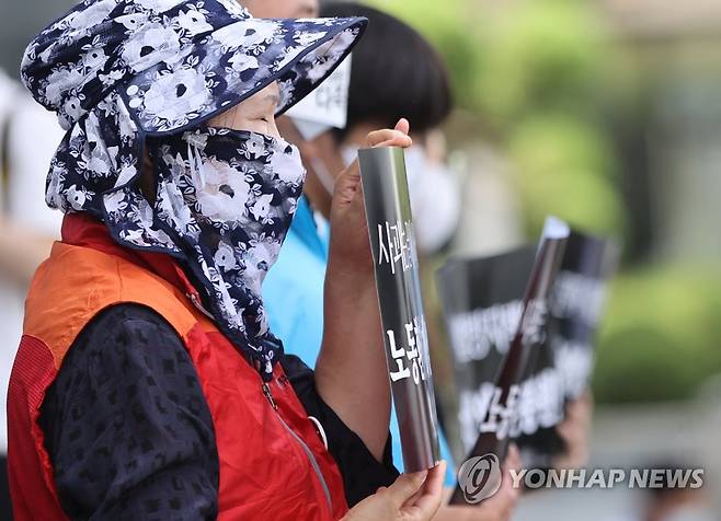 서울대 청소노동자 처우개선 촉구 지난달 5일 서울 관악구 서울대학교 행정관 앞에서 전국민주일반노동조합 서울대시설분회가 연 서울대 청소노동자 사망 사건 연명서 전달 기자회견에서 참가자들이 인력 확충과 서울시 생활임금 지급 등 실질적 처우개선책 수립을 촉구하고 있다. [연합뉴스 자료사진]