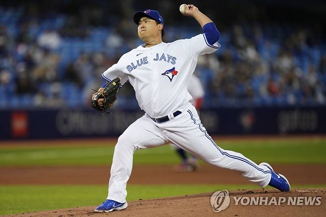토론토 왼손 선발 류현진 (토론토 AP=연합뉴스) 토론토 블루제이스 왼손 선발 류현진이 29일(한국시간) 캐나다 온타리오주 토론토의 로저스센터에서 열린 미국 메이저리그 뉴욕 양키스와의 홈경기에 선발 등판해 역투하고 있다.