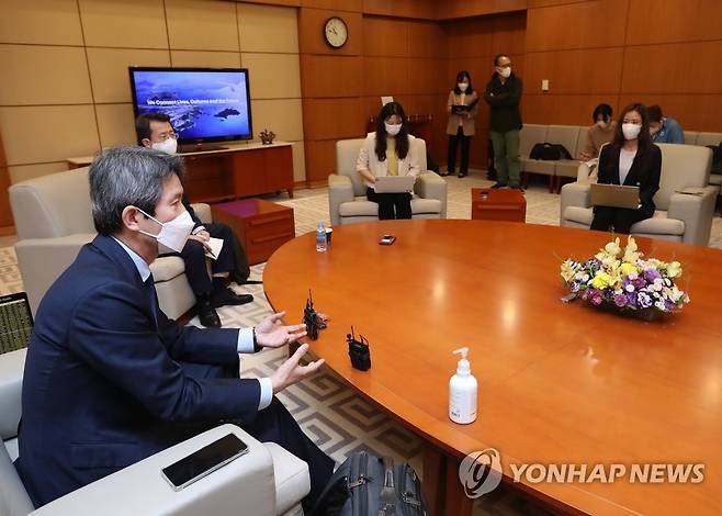 이인영, 유럽 순방 출국 앞서 기자단과 간담회 [연합뉴스 자료사진]
