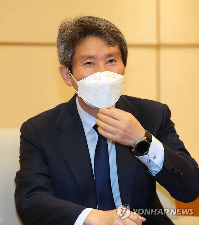 이인영, 유럽 순방 출국 앞서 기자단과 간담회 (영종도=연합뉴스) 임헌정 기자 = 독일 통일행사 참석 등 유럽 순방에 나서는 이인영 통일부 장관이 29일 영종도 인천국제공항 제1여객터미널 귀빈실에서 출국에 앞서 기자단과 간담회를 하고 있다. kane@yna.co.kr