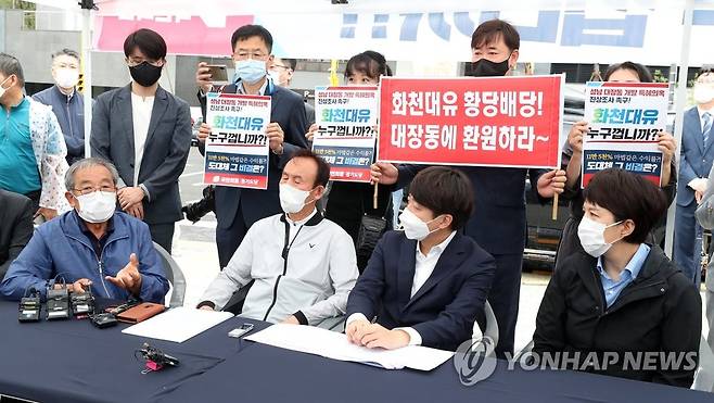 이준석, 대장동 현지 주민들과 간담회 (성남=연합뉴스) 국민의힘 이준석 대표, 김은혜 의원이 29일 경기 성남시 분당구 대장동에서 대장동 개발 의혹에 대한 현지 조사에 나서 현지 주민들과 간담회를 하고 있다.  2021.9.29  [국회사진기자단] zjin@yna.co.kr