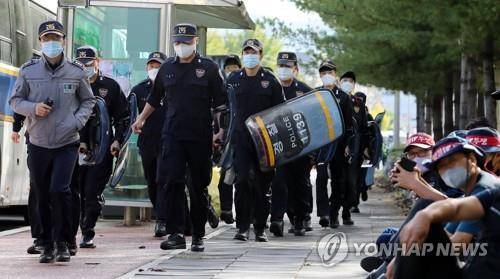 화물연대, SPC삼립 청주공장 앞서 경찰과 대치 [연합뉴스 자료사진]