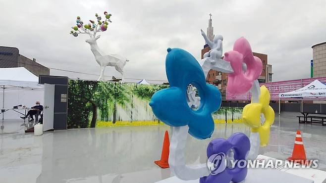 예술작품 전시된 홍천중앙시장 [촬영 이상학]