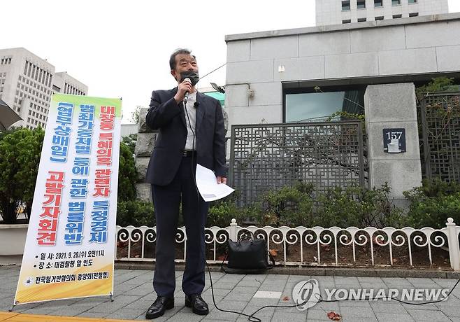 전철협, '대장동 특혜 의혹' 핵심인물 검찰 고발 기자회견 (서울=연합뉴스) 이지은 기자 = 이호승 전국철거민협의회중앙회(전철협) 상임대표가 29일 오전 서울 서초구 대검찰청 앞에서 성남시 대장동 개발사업 의혹과 관련해 유동규 전 성남도시개발공사 기획본부장과 정민용 전 성남도시개발공사 전략사업실장, 고재환 성남의뜰 대표를 업무상 배임 혐의로 고발하는 내용의 기자회견을 하고 있다.  2021.9.29 jieunlee@yna.co.kr
