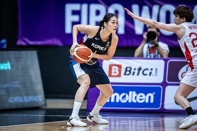 일본과 경기에서 공격을 시도하는 최이샘 [FIBA 제공. 재판매 및 DB 금지]