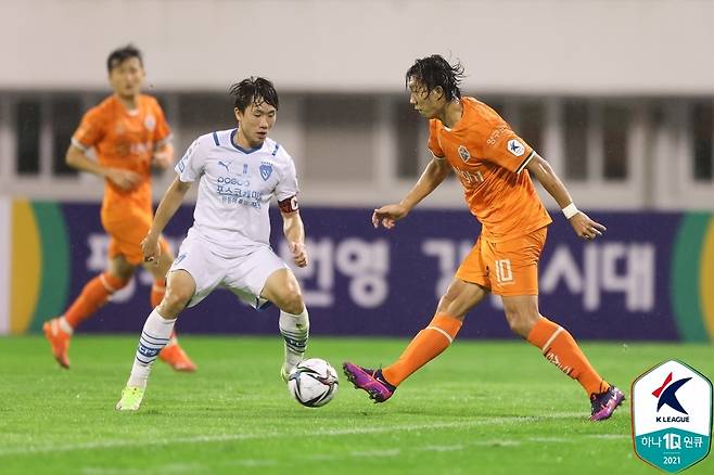 볼 경합하는 포항 강상우(왼쪽)와 강원 고무열 [한국프로축구연맹 제공. 재판매 및 DB 금지]