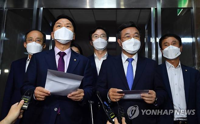 여야, 미디어 특위서 언론법 등 논의키로 (서울=연합뉴스) 진성철 기자 = 더불어민주당 윤호중 원내대표와 국민의힘 김기현 원내대표가 29일 서울 여의도 국회에서 국회 언론미디어제도개선 특별위원회를 구성해 언론중재법 개정안을 재논의하는 내용의 합의문을 발표하고 있다.  2021.9.29  [국회사진기자단] zjin@yna.co.kr