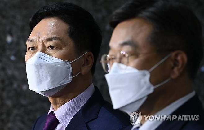 미디어 국회특위서 언론법 등 논의키로 (서울=연합뉴스) 진성철 기자 = 더불어민주당 윤호중 원내대표(오른쪽)와 국민의힘 김기현 원내대표가 29일 서울 여의도 국회에서 국회 언론미디어제도개선 특별위원회를 구성해 언론중재법 개정안을 재논의하는 내용의 합의문을 발표한 뒤 취재진의 질문에 답하고 있다.  2021.9.29 [국회사진기자단] zjin@yna.co.kr