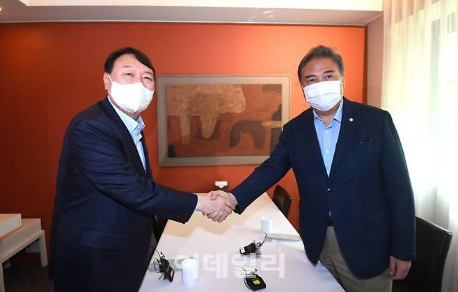 국민의힘 대선주자인 윤석열(왼쪽) 전 검찰총장과 박진 의원이 30일 오후 서울 중구의 한 식당에서 오찬 회동을 하고 있다. (사진=노진환 기자)