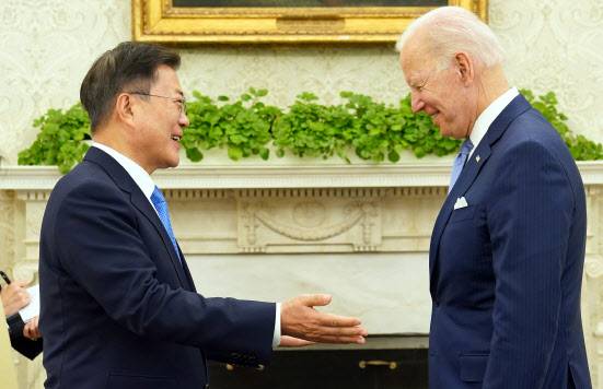 문재인 대통령과 조 바이든 미국 대통령이 지난 5월 21일(현지시간) 미국 워싱턴 백악관 오벌오피스에서 열린 소인수 회담에서 이야기를 나누고 있는 모습.(사진=뉴시스)