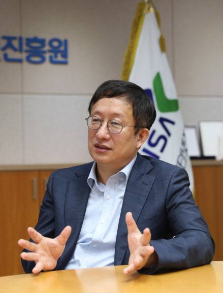 이원태 한국인터넷진흥원(KISA) 원장이 블록체인 시범사업 현황과 향후 계획 등에 대해 설명하고 있다.(사진=KISA 제공)