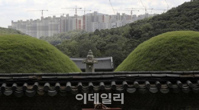 경기도 김포시 풍무동 장릉(사적 제202호)에서 인천 서구 검단신도시에 짓고 있는 아파트 단지가 보이고 있다. (사진=뉴시스 제공)
