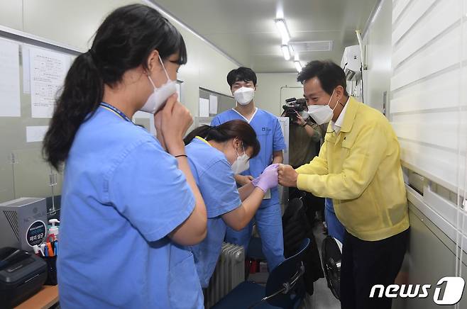오세훈 서울시장이 29일 오후 서울 중랑구 서울의료원 내 임시선별진료를 찾아 의료진들을 격려하고 있다. 2021.9.29/뉴스1 © News1 박세연 기자