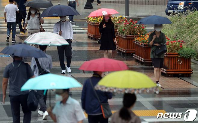 가을비가 내린 29일 오전 서울 청계광장에서 우산을 쓴 시민들이 발걸음을 재촉하고 있다. 2021.9.29/뉴스1 © News1 황기선 기자