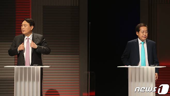 국민의힘 윤석열 대선 예비후보와 홍준표 예비후보가 28일 오후 서울 마포구 MBC 신사옥에서 열린 '100분 토론' 생방송에 앞서 준비를 하고 있다. 2021.9.28/뉴스1 © News1 국회사진취재단