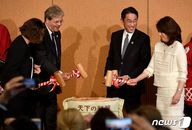 기시다 후미오 일본 외무장관과 파올로 젠틸로니 이탈리아 외교장관 내외가 히로시마에서 열린 G7 외교장관 회담 환영식에 참석했다. 왼쪽부터 기시다 유코, 기시다 후미오, 파올로 젠틸로니, 에마누엘라 마우로. 2016.04.10 © AFP=뉴스1