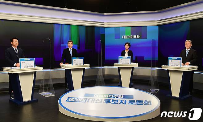 더불어민주당 대선 예비후보들이 30일 오후 서울 중구 TV조선에서 열린 방송토론회를 준비하고 있다. 왼쪽부터 박용진, 이낙연, 추미애, 이재명 후보. 2021.9.30/뉴스1 © News1 국회사진취재단