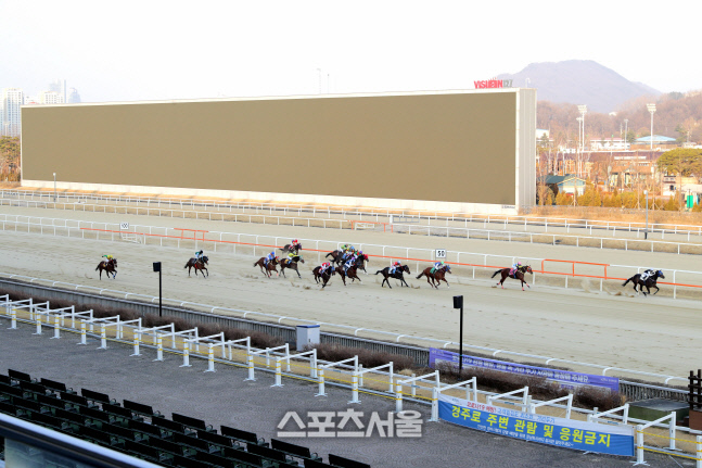 경주마들이 꺼져있는 전광판을 배경으로 질주하고 있다.  제공 | 한국마사회