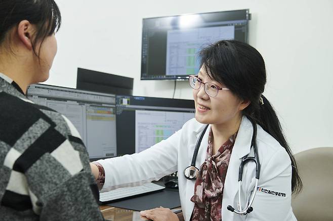 ◇과민성 염증 반응인 알레르기 비염은 어릴 때부터 생기는 경우가 많다. 초기에 잘 관리하면 큰 불편감 없이 지낼 수 있어 예방 및 조기 치료가 중요하다. 사진은 인천힘찬종합병원 호흡기내과 서원나 과장의 진료 모습.