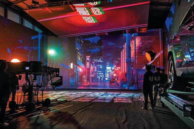 비브스튜디오스의 가상 스튜디오에 구현된 강남 밤거리의 모습. /비브스튜디오스