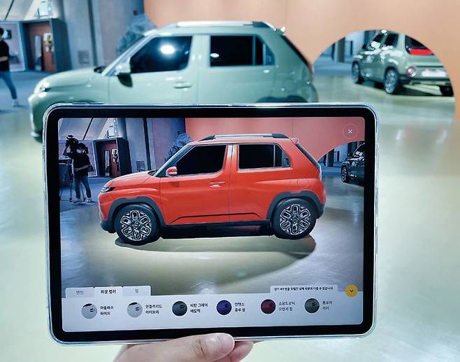 경기도 용인시의 '캐스퍼 스튜디오'에서 AR(증강현실) 앱이 실행된 태블릿에서 초록색 캐스퍼 차량이 주황색으로 바뀌어 있는 모습. /오로라 기자