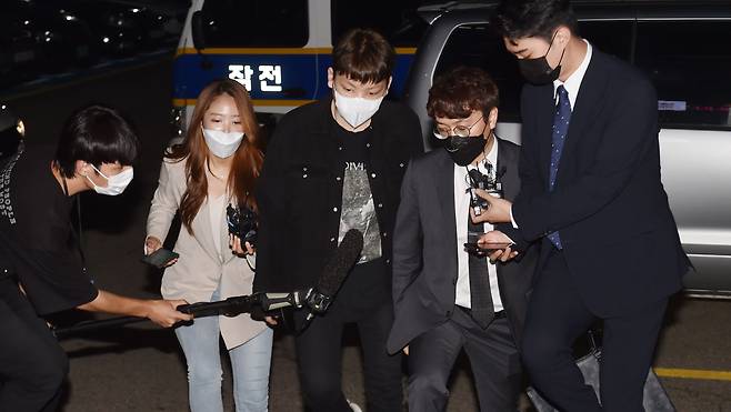 장제원 국민의힘 의원의 아들 장용준(21·예명 노엘)이 서울 서초구 서초경찰서에 출석하고 있다. /뉴시스