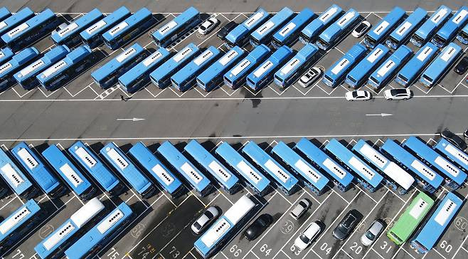 대전시지역버스노동조합이 파업에 돌입한 30일 오전 대전시 대덕구 읍내동 한 차고지에 운행을 멈춘 시내버스가 주차돼 있다. /신현종 기자