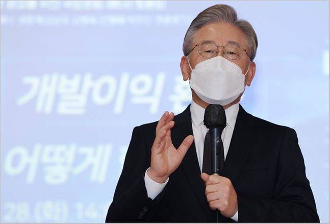 이재명 경기도지사가 지난 28일 서울 영등포구 중앙보훈회관에서 열린 개발이익 환수 법제화 긴급토론회에서 축사를 하고 있다. ⓒ데일리안 홍금표 기자