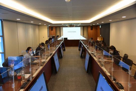 지난 29일 서울 강서구 소재 홈앤쇼핑 본사에서 소비자보호위원회 첫 회의가 진행되고 있다. 홈앤쇼핑 제공