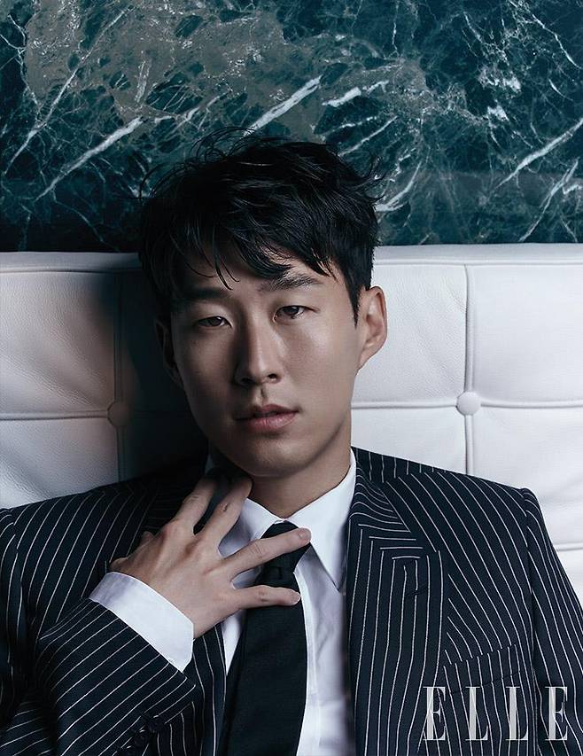 핀스트라이프 재킷과 화이트 셔츠는 모두 Louis Vuitton Men’s Collection.