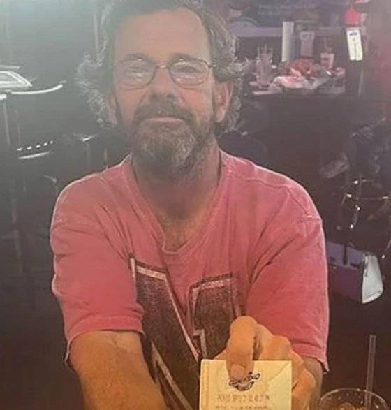 그레고리 자비스가 생전 자신의 복권 당첨을 인증하고 있다. 페이스북 캡처