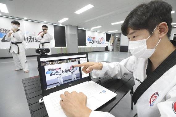 KT는 차세대 온라인 교육 플랫폼 KT 랜선에듀의 서비스 범위를 기존 입시 및 보습학원 중심에서 예체능 계열의 학원뿐만 아니라 기업이나 협회 교육 현장으로도 확장한다. 경기도 용인 소재의 태권도 학원에서 KT 랜선에듀를 이용해 태권도 교습을 진행하고 있다. KT 제공