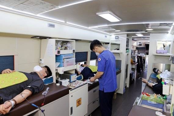 강원랜드 임직원들이 2021년 3분기 사랑의 헌혈 행사에 참여하고있다 /사진=강원랜드