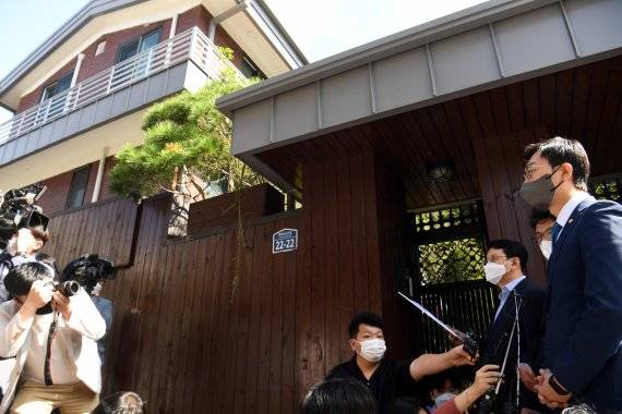 더불어민주당 국토위원들이 30일 화천대유 대주주인 김만배 씨의 누나가 구입한 서대문구 연희동 윤석열 부친 주택을 찾아서 매각 의혹 현장조사를 하고 있다. 사진=서동일 기자