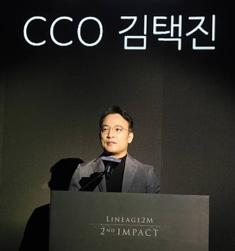 최근 게임 팬들의 날선 비판을 받은 엔씨소프트가 논란의 수익화 설계(BM, 비즈니스모델)를 대대적으로 손보는 모습이다. 신작 ‘리니지W’에 주요 BM을 대거 삭제해 출시한다고 밝힌 것에 이어 기존 ‘리니지M’과 ‘리니지2M’도 개선에 착수했다.<사진=김택진 엔씨소프트 대표>