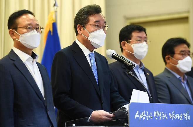 더불어민주당 대선주자인 이낙연 전 대표가 30일 오전 경기도 수원시 경기도의회에서 기자회견을 열고 경기 지역 공약을 발표하고 있다. 이 전 대표 오른쪽이 설훈 의원. 연합뉴스