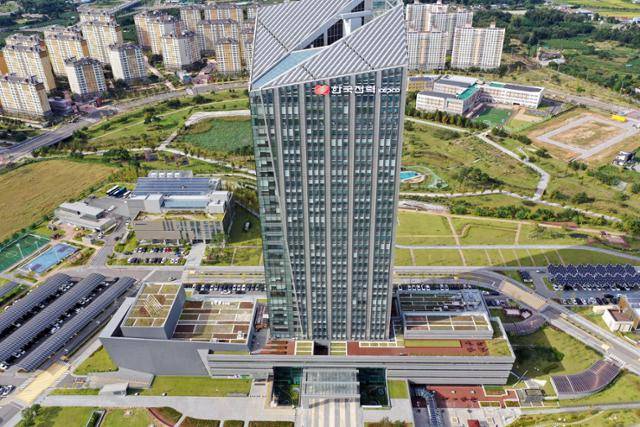 2010년 호주 남동부 뉴사우스웨일스(NSW)주 바이롱 석탄광산 사업에 뛰어든 한전은 환경과 현지 주민 동의 등을 허술하게 예단하면서 8,269억 원 규모의 투자금이 손실될 위기에 처했다. 사진은 전남 나주시 빛가람혁신도시 한국전력 본사. 연합뉴스