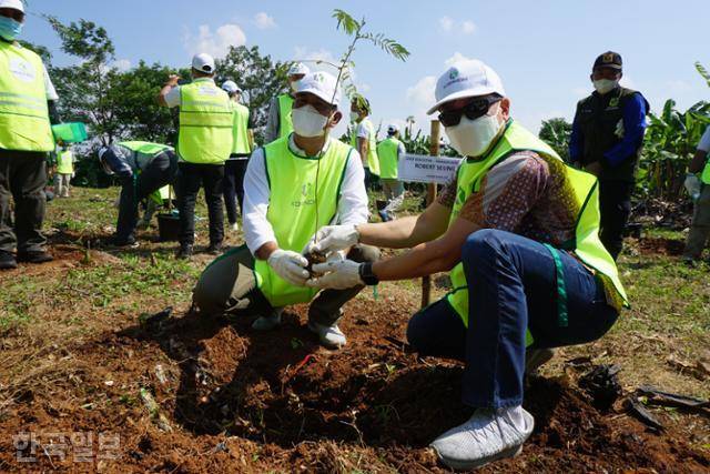 승범수(오른쪽) 코린도그룹 수석부회장이 25일 서부자바주 보고르의 버려진 쓰레기 매립장에 셍온 묘목을 심고 있다. 보고르=고찬유 특파원