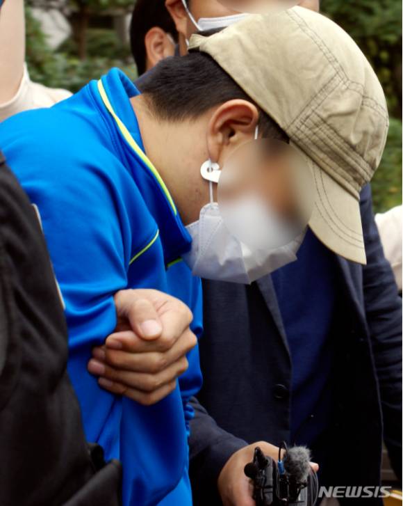 층간 소음으로 갈등을 빚던 위층 이웃에게 흉기를 휘둘러 4명을 사상한 30대 A 씨가 29일 오전 광주지법 순천지원에서 열린 구속 전 피의자심문(영장실질심사)을 받고 경찰관들과 법원을 나오고 있다. [사진=뉴시스 ]