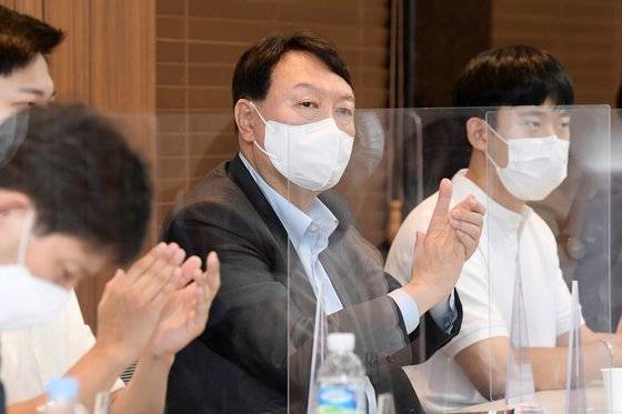 윤석열 전 검찰총장이 29일 오전 서울 중구 버텍스코리아에서 열린 예비역 병장들과의 간담회에서 박수치고 있다. 뉴스1