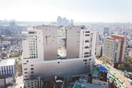 애경그룹의 화학계열사인 애경유화·AK켐텍·애경화학이 합병해 오는 11월 애경그룹 내 화학기업 ‘애경케미칼(가칭)’로 탄생한다. 사진은 애경타워. [사진 애경그룹]