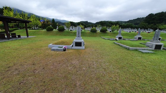 국립대전현충원 홍범도 장군 묘역(사진 왼쪽). 전후좌우로 붙어 있는 묘역이 없어 마치 독립묘역 같다. 프리랜서 김성태
