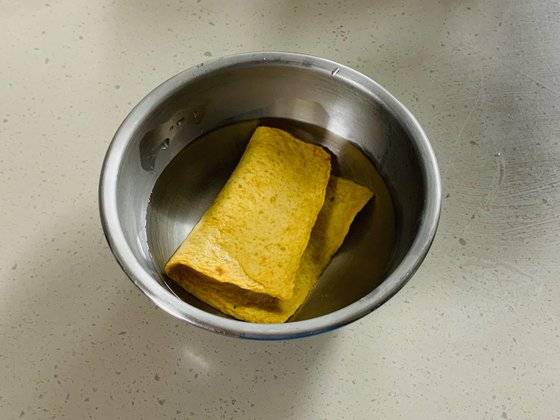 2. 끓는 물에 어묵을 넣어 30초간 데친다.