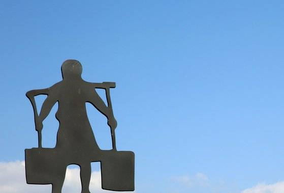 옥단이길 캐릭터. 물지게 진 옥단이를 형상화해 안내판 위에 설치했다. 옥단이는 1930년대에서 1950년대 목포에서 살았던 실존 인물이다. 극작가 차범석의 희곡 '옥단어!'로 세상에 알려졌다.